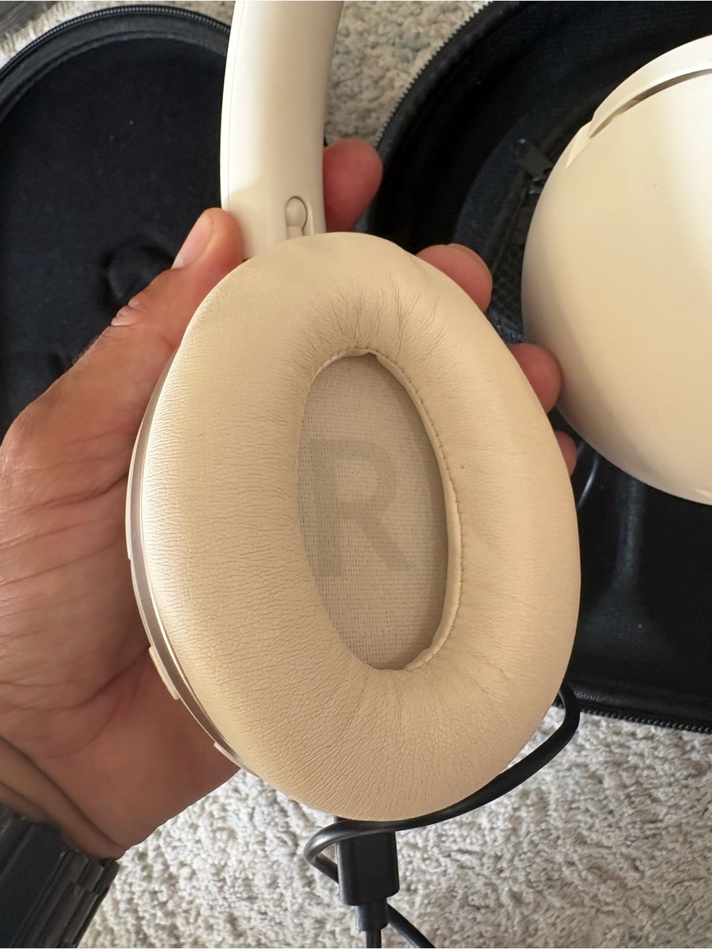 Source Unknown White Over-Ear Wired Headphones with Carry Case - Picture 3 of 4